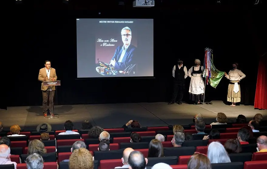 Analisando a obra de Fernando Rosário, Aurora Matos vincou a técnica que “romantiza os ambientes, permitindo pressentir os aromas, com grande dose de emoção e que contribuíram para criar uma estética própria”.