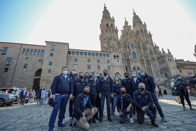 Los chefs que participan en la nueva edición de la acción gastronómica solidaria Estrellas en el Camino de Santiago con el presidente de la Xunta, Alberto Núñez Feijóo. 