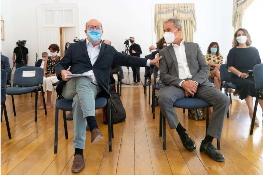 El ministro de Medio Ambiente y Acci&oacute;n Clim&aacute;tica, Matos Fernandes, y el secretario de Estado, Jo&atilde;o Paulo Catarino, en la presentaci&oacute;n de la medida de resiliencia de los territorios, Mealhada.