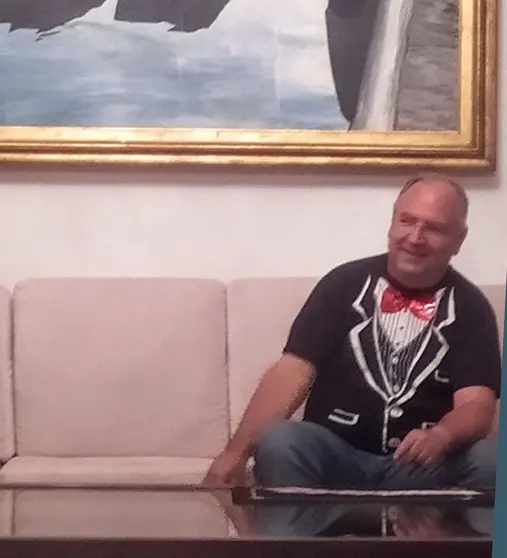 Joseba en una actuación de juegos de cartas para un grupo de amigos, en Vilanova de Arousa, el pasado 16 de agosto de 2020.