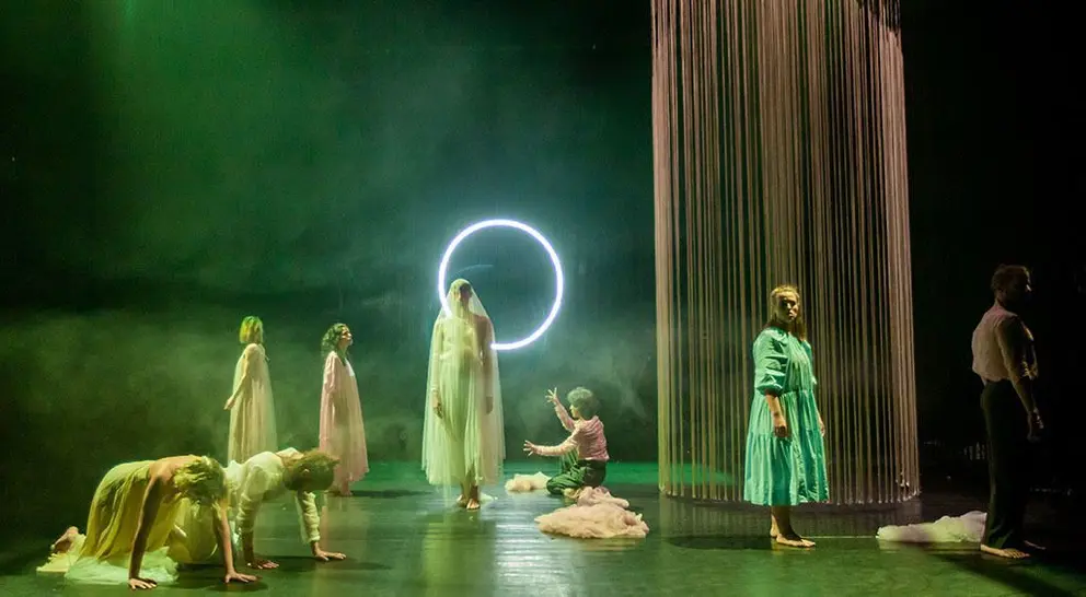 A peza, creada por Belén Bouzas, Diego M. Buceta e Fran Martínez, sitúa o corpo como elemento central da escena para falar dos afectos e do colectivo.