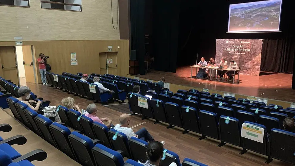 Una exposición y un coloquio complementaron la presentación del libro, un proyecto
financiado por el programa O Teu Xacobeo, de la Xunta de Galicia.