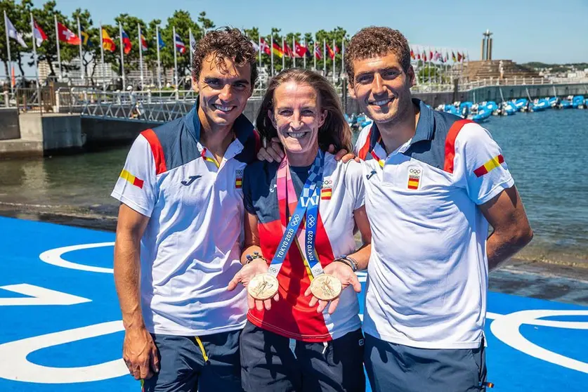 Helena de la Gándara luciendo el bronce de Xammar y Rodríguez  SAILINGSHOTS BY MARÍA MUIÑA.