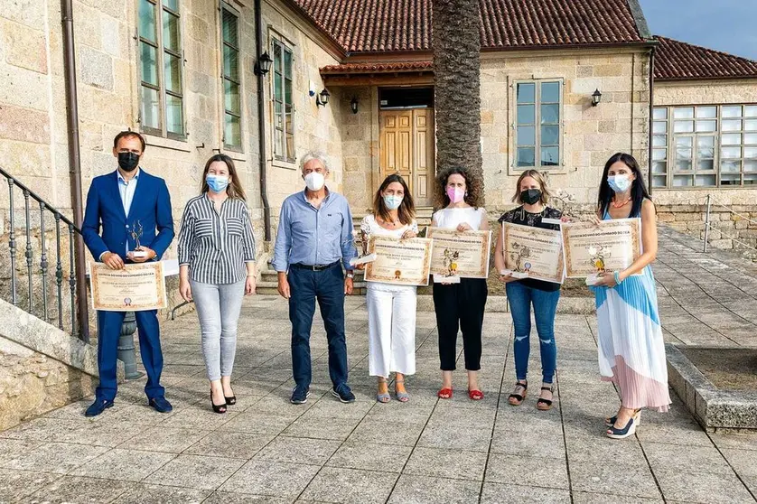 Os premiados coa alcaldesa, Marta Valc&aacute;rcel,  y el Gran Mestre de la Confrar&iacute;a do Vi&ntilde;o do Condado do Tea e Espumosos, Antonio Al&eacute;n. 