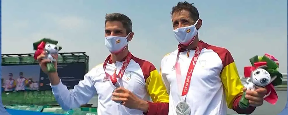 Gustavo Rodríguez, tras gañar a medalla de prata nos Xogos Olímpicos de Toquio coma guía de Héctor Catalá. ARQUIVO.