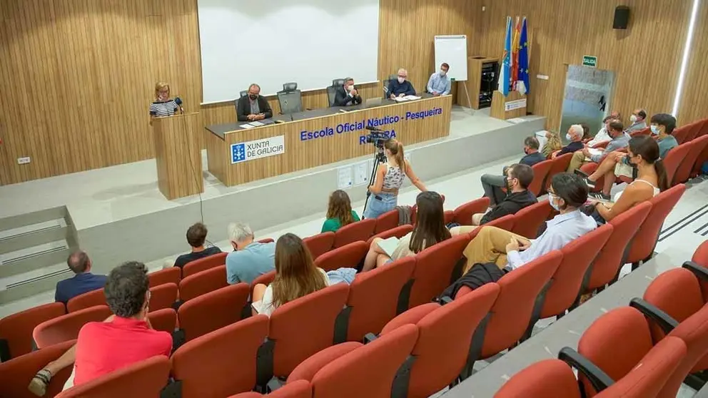 La directora general de Ordenación del Territorio y Urbanismo, Encarnación Rivas, inauguró esta mañana en Ribeira una jornada de trabajo sobre arquitectura y urbanismo.