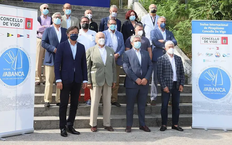 El Comité Organizador flanqueado por Lete a la izq. y  Manel Fernández a la dcha. PEDRO SEOANE. 