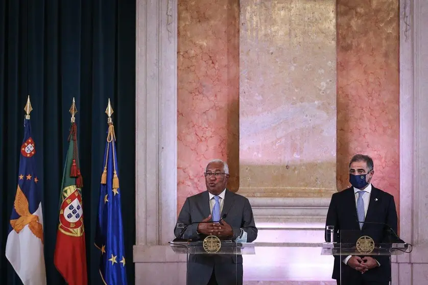 El primer ministro Ant&oacute;nio Costa y el presidente del Gobierno Regional de las Azores, Jos&eacute; Manuel Bolieiro, en la firma del contrato de financiaci&oacute;n PRR para las Azores.