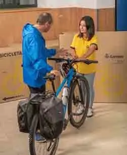 Las oficinas de Santiago de Compostela y Fisterra son desde las que más se demanda este servicio.