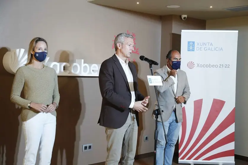 O vicepresidente primeiro da Xunta, Alfonso Rueda, destacou hoxe xunto a membros da xunta directiva do Clúster Turismo de Galicia, que o modelo de turismo tranquilo e de calidade contribuíu a que o mes pasado a comunidade recibise case o dobre de visitantes que o ano pasado.