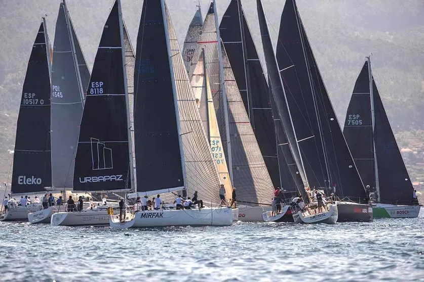 Los grandes barcos pudieron estrenarse hoy en el Trofeo Príncipe de Asturias. LALO R. VILLAR.