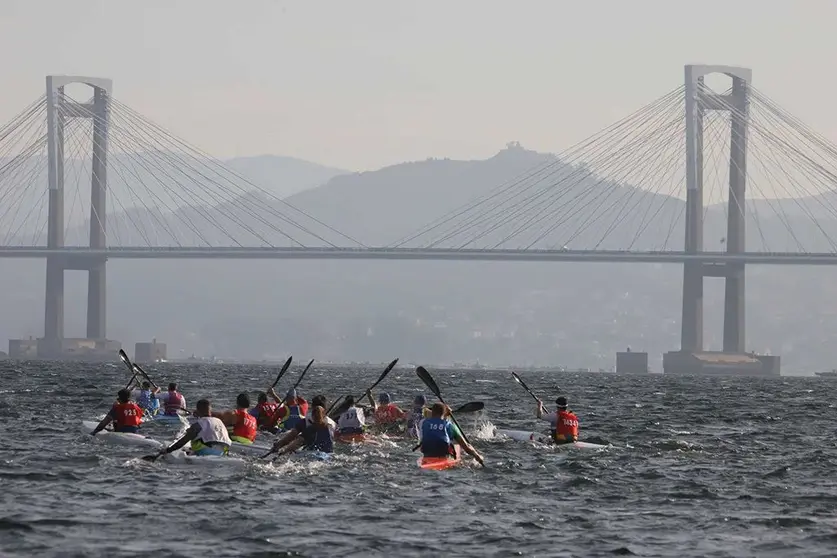 Los palistas rumbo a la baliza del Puente de Rande a 5.000 metros de la llegada. PEDRO SEOANE.
