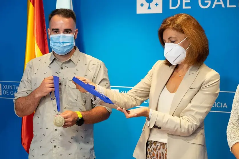 La conselleira de Medio Ambiente, Territorio y Vivienda, Ángeles Vázquez, se reunió esta mañana con el deportista gallego y el presidente de la Federación Galega de Pesca.