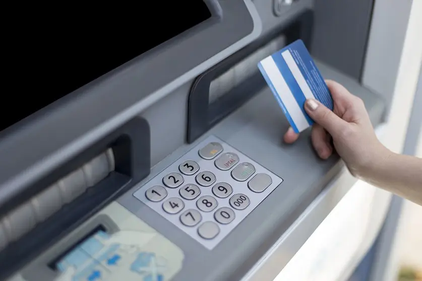 El conselleiro demanda un estudio del mercado financiero y la implantación de un marco normativo común que regule la prestación universal de los servicios financieros.