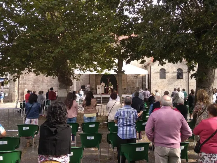 Files devotos asistiendo a la novena que comenzó el 30 de agosto en A Franqueira.