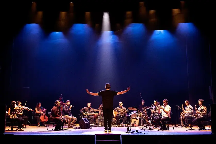 A orquestra galega de Liberación actuando no Teatro Principal.