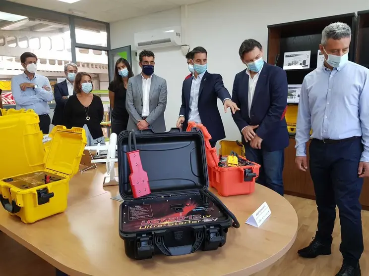 El secretario general de la Emigración, Antonio Rodríguez Miranda, junto a la directora de la Axencia Galega de Innovación (Gain), Patricia Argerey, el delegado de la Xunta en Pontevedra, Luis López Diéguez, y varios concejales de Sanxenxo visitaron las instalaciones de esta firma que acercar I+D+i a la comunidad gallega.