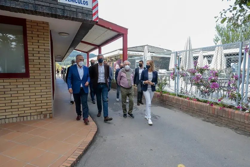 El vicepresidente primero de la Xunta, Alfonso Rueda, visitó hoy el cámping Bayona Playa, que además es el segundo con mayor facturación entre los establecimientos adheridos a la Tarjeta Bono Turístico #Quedamos en Galicia con la que la Xunta busca inyectar liquidez al sector turístico.