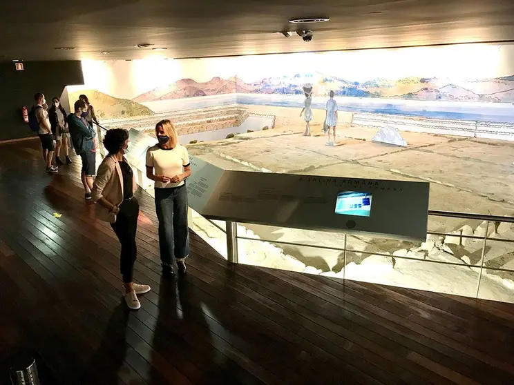 ―	O xacemento, cuxo funcionamento data dos séculos I-III d.c, conta cunha superficie expositiva superior aos 300 m2 que permite entender o funcionamento da instalación salineira e como os romanos producían o sal na superficie das cubetas .