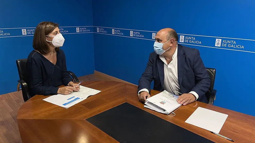 La conselleira de Medio Ambiente, Territorio y Vivienda, Ángeles Vázquez, al regidor pontevedrés, Horacio Gil.