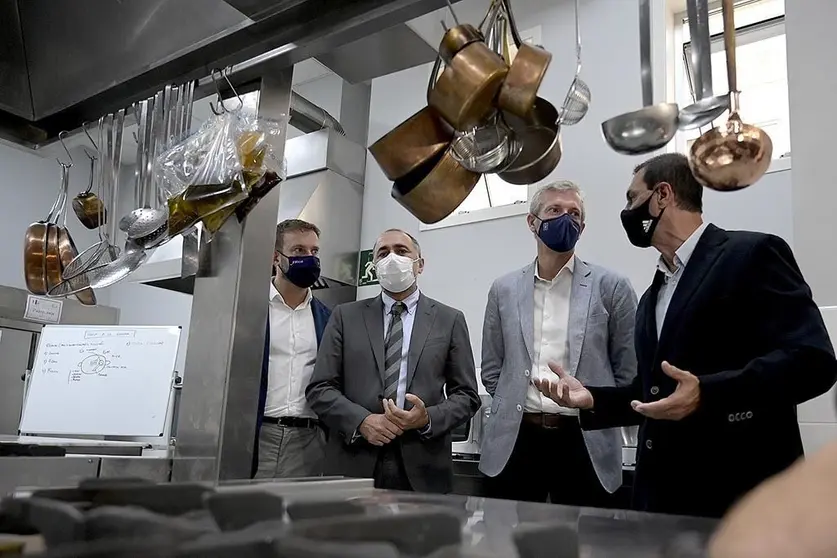 El vicepresidente primero de la Xunta, Alfonso Rueda, y el conselleiro de Sanidad, Julio García Comesaña, firmaron hoy con el Clúster Turismo de Galicia y las 4 asociaciones provinciales de hostelería el plan que servirá de guía para los próximos meses con independencia de la situación epidemiológica de cada ayuntamiento.