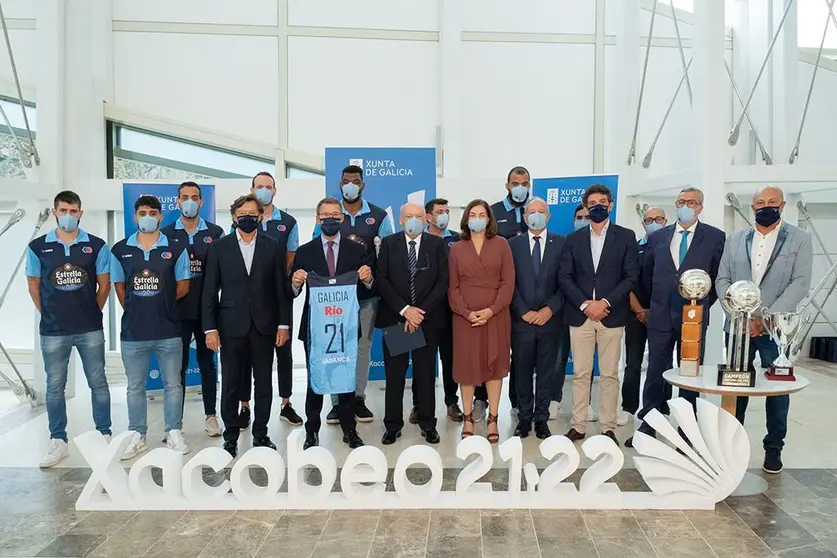 O titular do Goberno galego, Alberto Núñez Feijóo, acompañado polo secretario xeral para o Deporte, José Ramón Lete Lasa, recibe ao presidente, ao equipo técnico e aos xogadores do Club Baloncesto Río Breogán de Lugo. Cidade da Cultura.