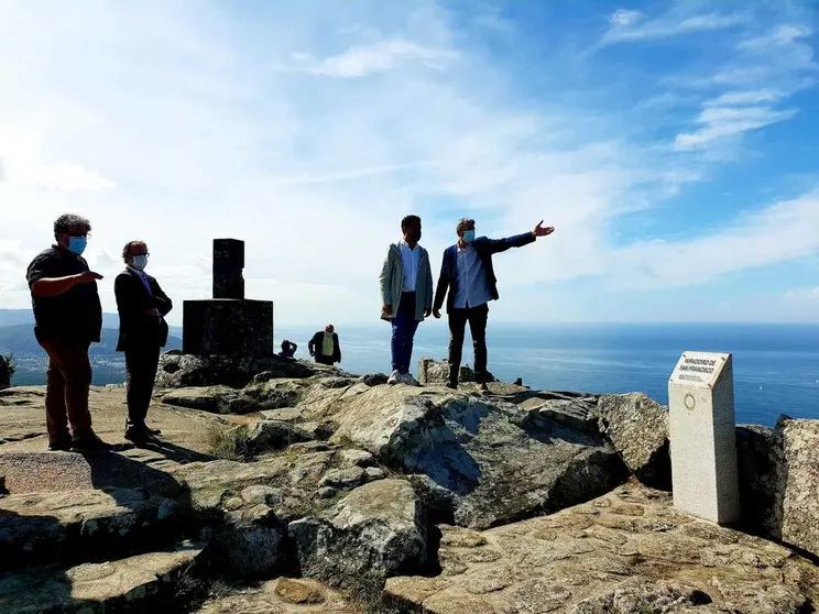 El delegado territorial de la Xunta en Pontevedra, Luis López, informa de la publicación de una guía monográfica sobre los 472 espacios inventariados en Galicia en una visita a Santa Tegra acompañado por el alcalde de A Guarda, Antonio Lomba.