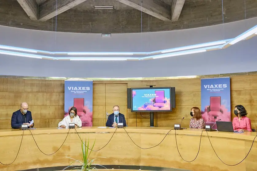 Ao acto asistiron o alcalde de Santiago, Xosé A. Sánchez Bugallo; a concelleira de Acción Cultural do Concello de Santiago, Mercedes Rosón; a xerente do Consorcio de Santiago, Belén Hernández; o director titular e artístico da RFG, o mestre Paul Daniel -vía vídeo-; a directora técnica da RFG, Sabela García; xunto ao director-xerente do Auditorio de Galicia, Xaquín López.