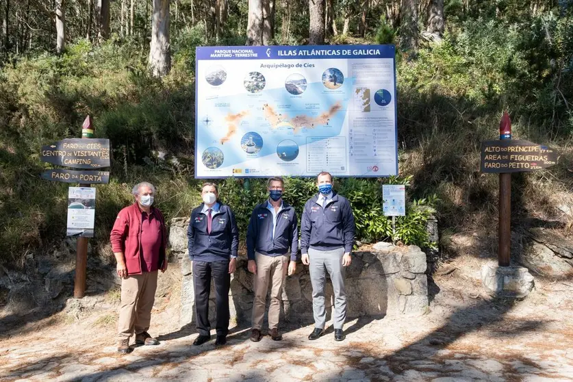 El titular del Goberno gallego, Alberto Núñez Feijóo, acompaña al comisario de Medio Ambiente, Océanos y Pesca de la Comisión Europea, Virginijus Sinkevicius, e al ministro de Agricultura, Pesca y Alimentación, Luis Planas, a visitar el Parque Nacional Marítimo Terrestre das Illas Atlánticas de Galicia.