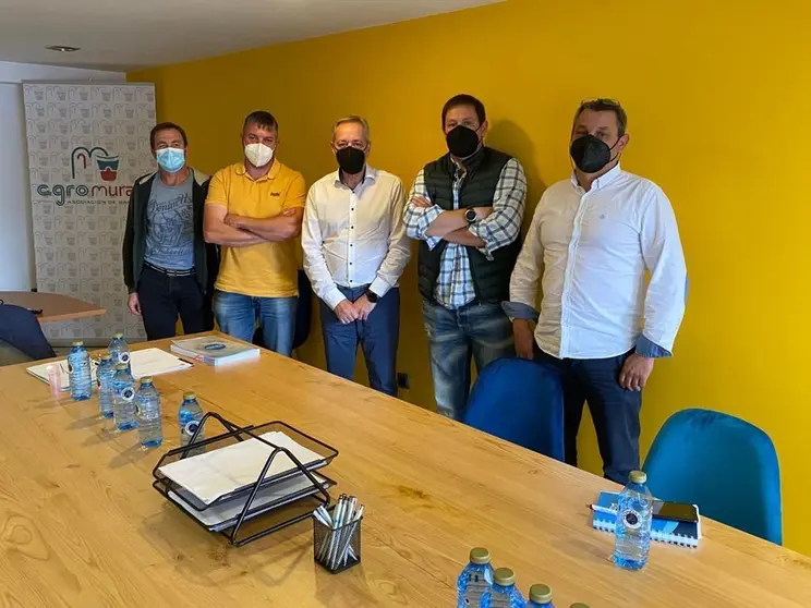 O director xeral de Gandaría, Agricultura e Industrias Agroalimentarias, acompañado por persoal da Fundación Juana de Vega, presentou a ferramenta aos socios de Agromuralla.