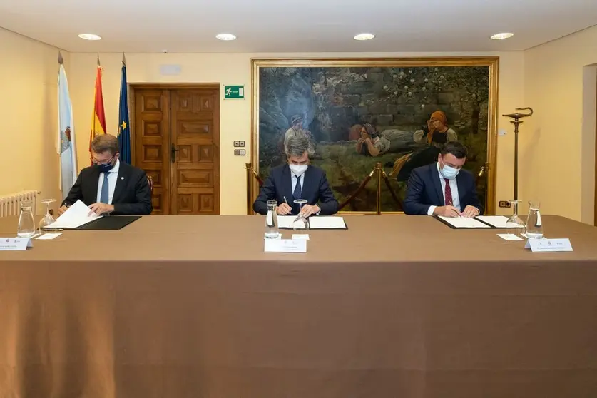 O titular da Xunta, Alberto Núñez Feijóo, acompañado polo vicepresidente primeiro e conselleiro de Presidencia, Xustiza e Turismo, Alfonso Rueda, participa no acto de apertura da XXIII Edición da Escola de Verán do Poder Xudicial. No Salón Noble do Pazo de Mariñán. Bergondo (A Coruña).