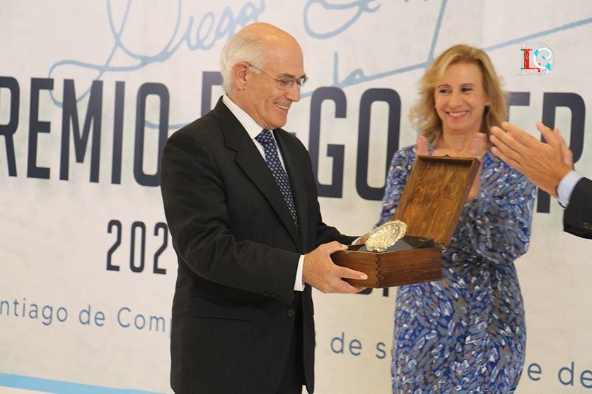 Arturo Maneiro recibe el premio Diego Bernal. 