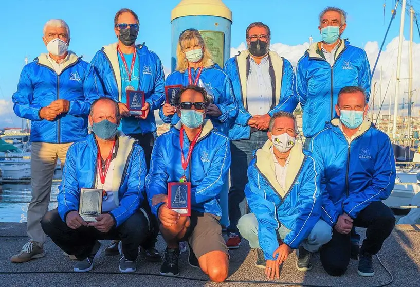 Los patrones de los barcos ganadores con las autoridades y Vicente Garrigós que fue homenajeado. PEDRO SEOANE. 