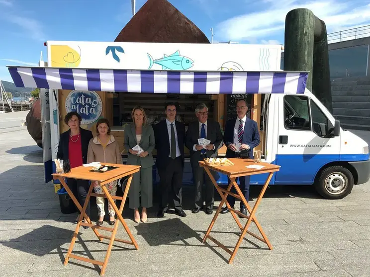 La Ruta que sabe a historia diseñada por Anfaco-Cecopesca recorrió desde el pasado lunes en una food truck ocho localidades con un marcado pasado y compromiso con la industria conservera de pescados y mariscos en las que los vecinos pudieron degustar preparaciones a base de conservas y recibieron distintos materiales de promoción como recetarios.