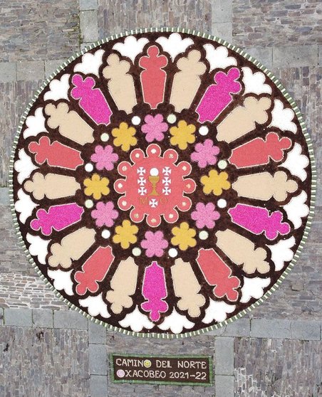 La alfombra de flores reproducirá el Rosetón de la Puerta Occidental de la Catedral de León. 