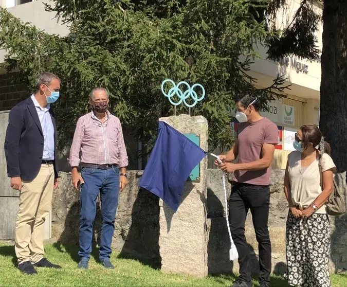 O propio deportista foi o encargado de redescubrir a placa na que se recollen os oito deportistas tudenses que participaron nuns Xogos Olímpicos.

