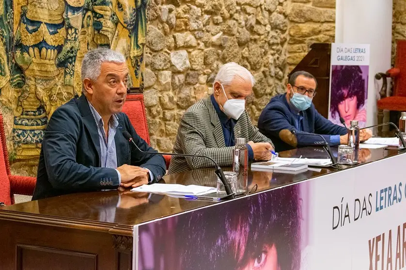 O secretario xeral de Política Lingüística, Valentín García, e o presidente da Real Academia Galega (RAG), Víctor F. Freixanes, presentan o regreso deste programa que inclúe como novidades sesións telemáticas en directo e obradoiros de memoria.