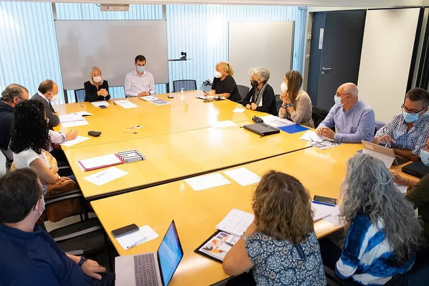 A Comisión está formada por 17 expertos, entre os que se atopan médicos de familia, pediatras, persoal de enfermaría e membros da universidade, cunha contrastada traxectoria científica e profesional.