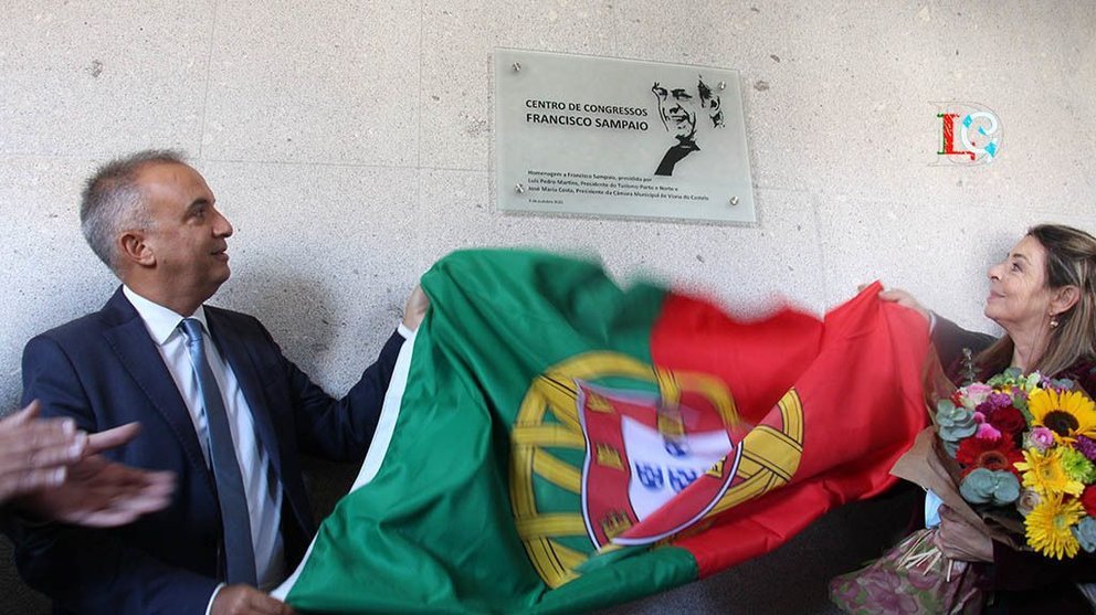 El presidente de Porto e Norte, Luís Pedro Martíns, y la hija de Sampaio, descubren la placa que da el nombre del homenajeado al Centro de Congresos. 