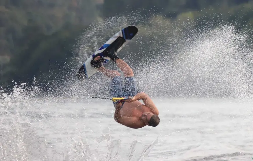 El compostelano Alvaro Montes del Dumies Ourense en plena figura, especialidad de la que es campeón de España 2. JACOBO PEREIRA. 