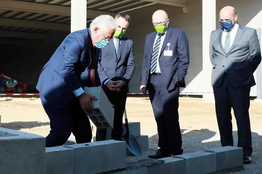 El primer ministro Ant&oacute;nio Costa y la ministra de Estado, Econom&iacute;a y Transici&oacute;n Digital, Siza Vieira, en la inauguraci&oacute;n de la f&aacute;brica de motores de coches el&eacute;ctricos de Viana do Castelo.
