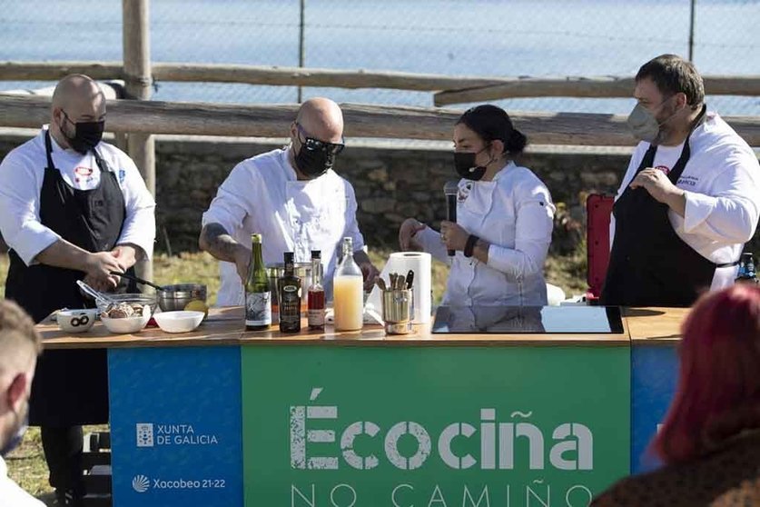 Paula Martínez y Lolo Mosteiro, de A Artesa da Moza Crecha y Miguel Mosteiro, de Gastrolab
Arousa, fueron los encargados de dar ejemplo con una muestra de cocina de proximidad.