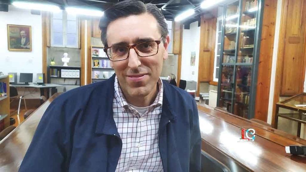 El crítico de cine Claudio Sánchez de la Nieta, durante la entrevista de DL-G, en la Biblioteca de Artes y Oficios, en Vigo. 