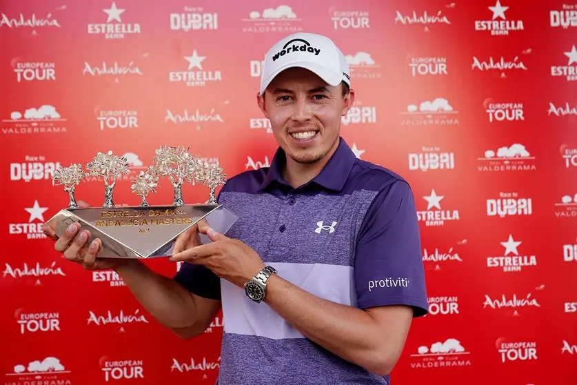 El inglés Matthew Fitzpatrick posa con el trofeo después de ganar el Estrella Damm N.A. Andalucía Masters en el Real Club Valderrama, Cádiz. ÁNGEL MARTÍNEZ/GETTY IMAGES.