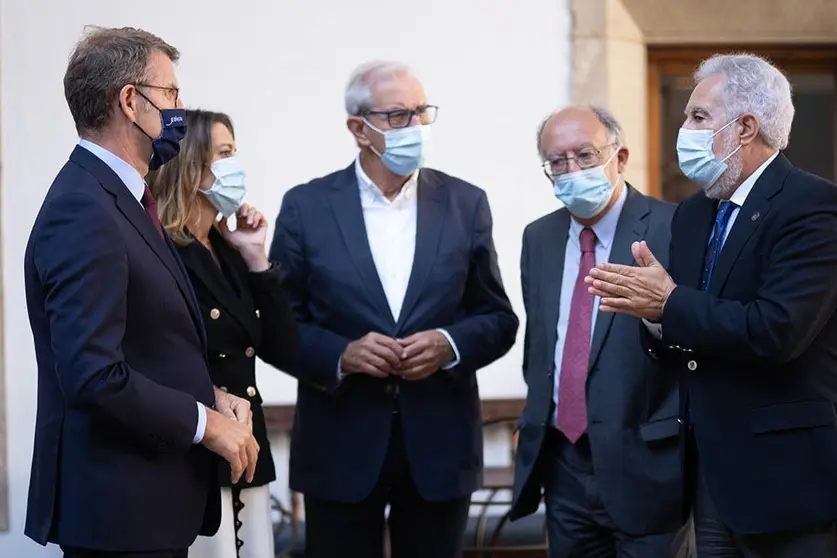 O titular do Goberno galego, Alberto Núñez Feijóo, participa cos ex-presidentes da Xunta de Galicia Fernando González Laxe e Emilio Pérez Touriño, na mesa redonda Estado autonómico e evolución política e social: o caso de Galicia no marco da Xornada Galicia. Corenta anos de autonomía (1981-2021) que organiza a Escola Galega de Administración Pública (EGAP). Hostal dos Reis Católicos, Santiago de Compostela.