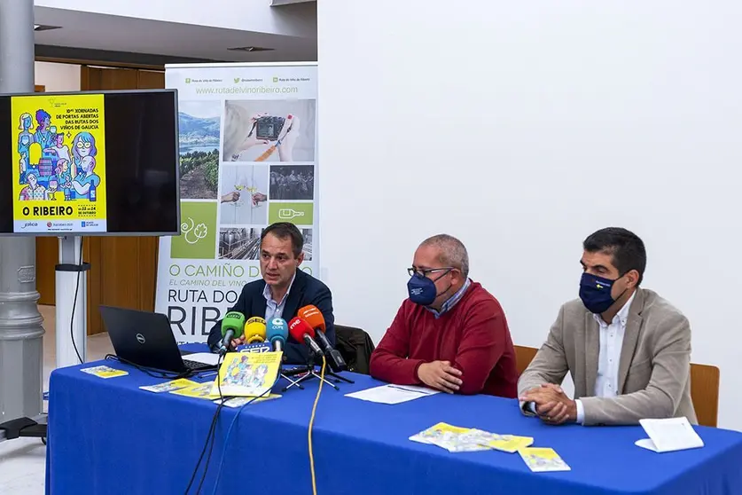 Presentación Xª Xornadas de Portas Abertas das Rutas dos Viños de Galicia. No Centro Cultural "Marcos Valcarcel" asisiten Cesar Fernández Gil (VicePresidente da Deputación Ourense), Gabriel Alen Castro (Delegado da Xunta de Galicia en Ourense) e Juan Manuel Casares Gándara (Presidente da DO Ribeiro).