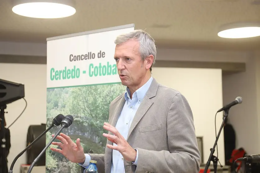 La Xunta apuesta por los servicios públicos compartidos y destinará el próximo año 1,5 millones de euros al fondo adicional de fusión de ayuntamientos del Fondo de Cooperación Local, una partida de la que se beneficiará el ayuntamiento de Cerdedo-Cotobade, fusionado en el año 2017, y el de Oza-Cesuras, fusionado en el año 2013.
Con esta consignación, que figura en el anteproyecto de los Presupuestos 2022 de la Xunta, el Gobierno gallego ratifica su apuesta por la gestión compartida de servicios en la que Galicia fue pionera y que está siendo imitada por otras comunidades autónomas, lo que, según el vicepresidente primero, Alfonso Rueda, confirma que “Galicia va por el buen camino”.
Alfonso Rueda destacó las ventajas del modelo en la inauguración del centro sociocultural de la parroquia de Tenorio, en Cerdedo-Cotobade, que se benefició de más de 618.000 euros del reparto del fondo adicional para fusiones de ayuntamientos del Fondo de Cooperación Local que gestiona la Dirección General de Administración Local, dependiente de la Vicepresidencia Primera de la Xunta de Galicia.
El objetivo del fondo adicional para fusiones de ayuntamientos es mejorar las condiciones de vida de su vecindario y, al mismo tiempo, reducir los costes en la prestación de servicios. Estas aportaciones tienen un carácter no finalista y podrán ser aplicadas por los ayuntamientos para la financiación de gastos de naturaleza productiva o generadora de empleo, para obras o servicios, gastos de personal, gastos corrientes en bienes y servicios, amortización de deuda o cualquier otro gasto o inversión acorde con las competencias municipales.
Cerdedo-Cotobade recibió más de 4 millones de euros de esta partida en los últimos cuatro años, después de que en el año 2017 se acordase la fusión de Cerdedo y de Cotobade en un solo municipio, lo que permitió no solo mejorar los servicios y ahorrar costes en su gestión, sino también obtener fondos complementarios para mejorar la calidad de vida de los vecinos.
La Xunta de Galicia seguirá apoyando a todos aquellos ayuntamientos gallegos que opten por compartir servicios y, de hecho, en las convocatorias de ayudas prima los proyectos mancomunados. Además, el Gobierno gallego va a realizar un estudio sobre los procesos de fusión para hacer balance de resultados de las iniciativas puestas en marcha tanto en Cerdedo-Cotobade como en Oza-Cesuras.