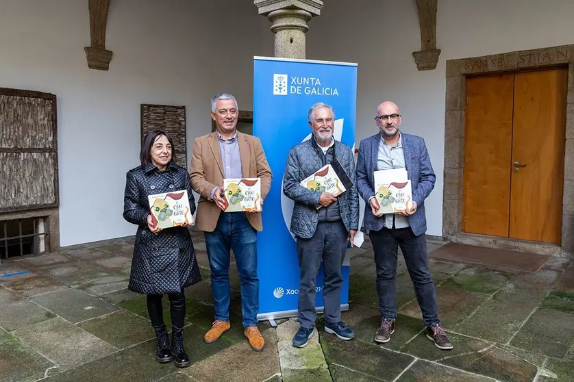 Canda Valentín García tamén estiveron presentes o escritor e autor do conto, Manuel Pombo, e o director xeral da Editorial Galaxia, Francisco Castro.