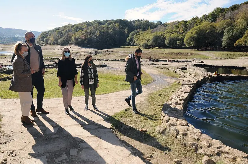 La directora xeral de Planificación Enerxética e Recursos Naturais, Paula Uría, visitó esta mañana el ayuntamiento de Bande para comprobar las actuaciones que se están realizando dentro del convenio firmado entre las dos administraciones en materia termal.