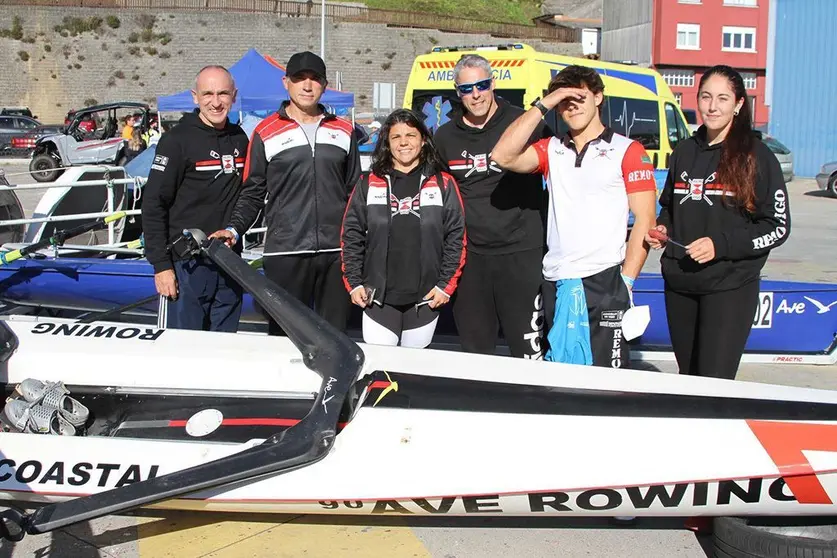 Los responsables del Club Remo Vigo con Manolo Rodríguez al frente y la entenadora jefe Celia Cabrera en el parque de botes de Sada. MOEBIUS.